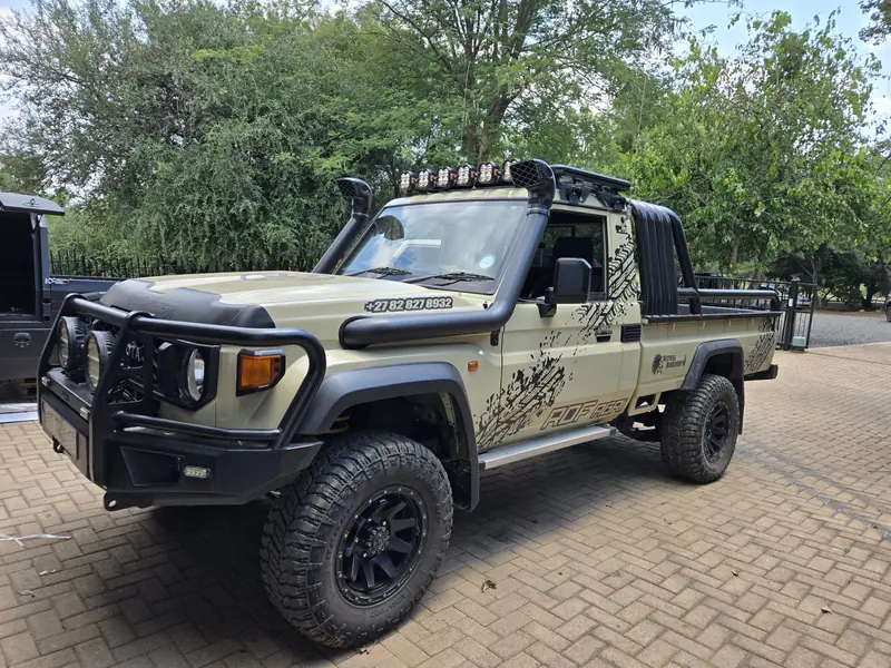Restored and resprayed Land Cruiser 79