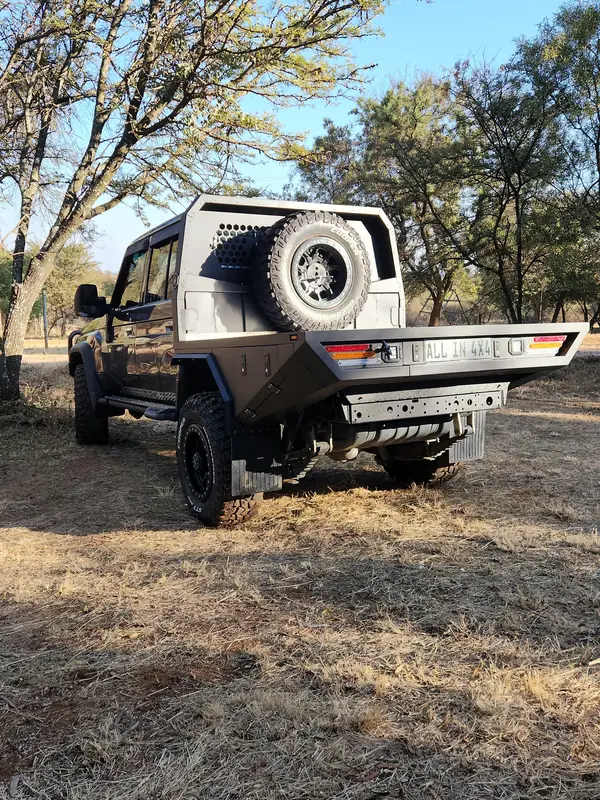 Bare All In 4x4 flatbed tray on a 79 Series Land Cruiser